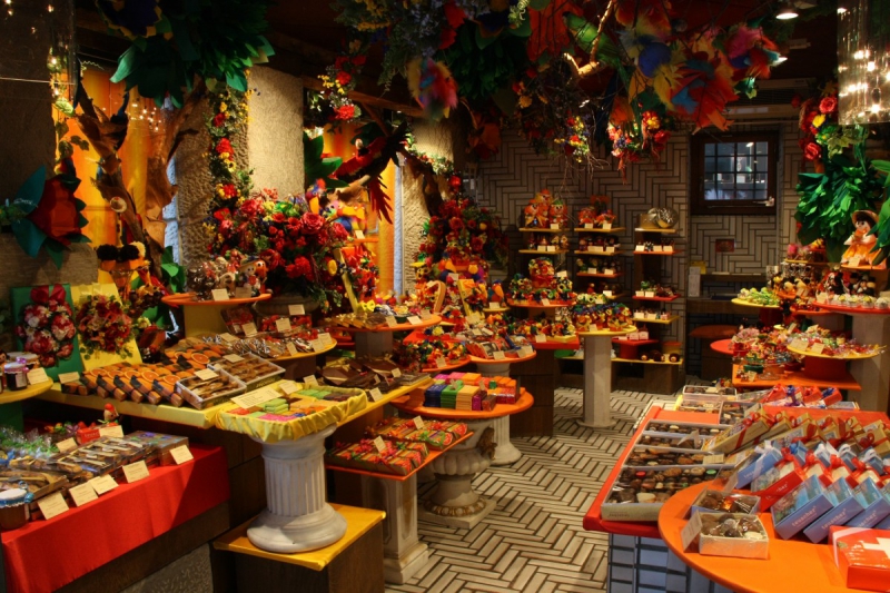 vente-CHATEAUNEUF D ENTRAUNES-min_candy_store_chocolate_shop_chocolate_switzerland-393515